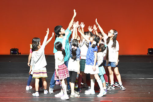 まとまって演技をする子どもたち