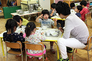 食事をしながら園児の話に耳を傾ける