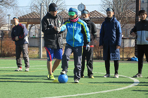 少年サッカー連盟ボールを蹴る方向を確認