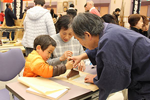 ふれあい教室 パネル額作製にチャレンジ