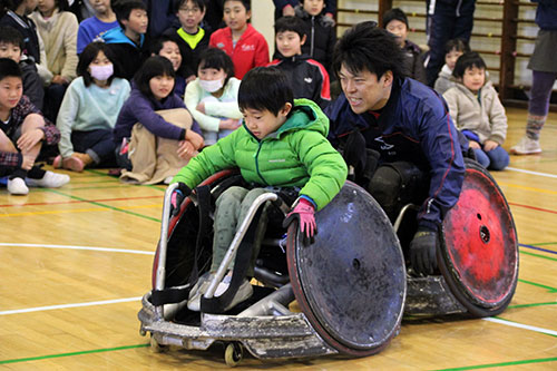 講師に指導されて車いすの操作