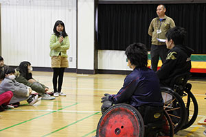 質問する児童と講師