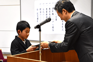 賞状を受け取る品川学園緑花隊の代表者