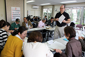 生徒の前まで来て英会話レッスン