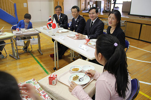 グロバル給食で笑顔の交流中