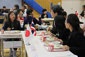 給食を食べながら交流