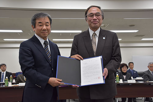 濱野区長から河津委員長に諮問が手渡された