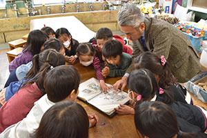 遠山講師のイラストを見る児童