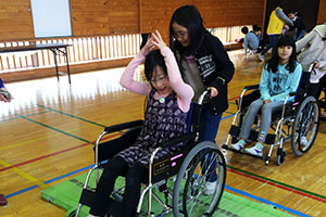 マットの上を車いすで移動