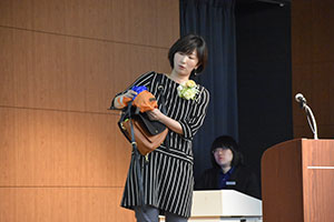 アイディア製品を説明するファイナリスト