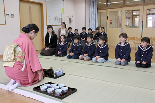 礼儀正しくお茶会を体験