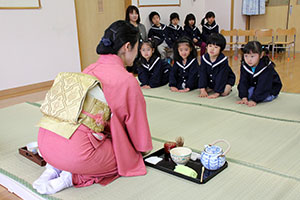 指をついて礼から始まる