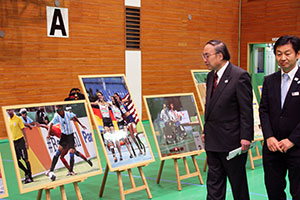 パネル展示を見る濱野区長