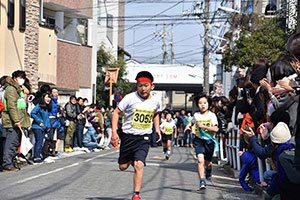 声援に応えて一生懸命走る子どもたち