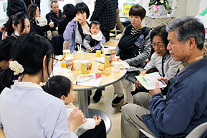 防災カフェ テーブルを囲み多世代交流