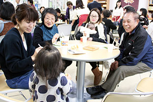 防災カフェ 施設利用者と交流する親子
