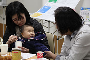 アルファ化米を試食する子ども