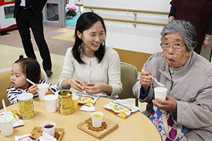 防災カフェ　防災備蓄のパンとアルファ化米を試食