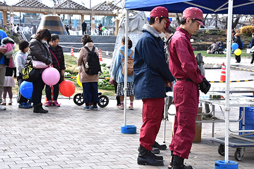 黙とうする職員とイベント参加者