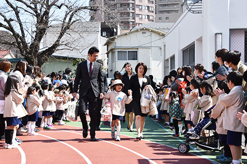 花道を通る修了児