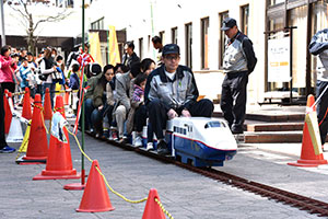 新幹線・山手線バッテリーカーに乗る親子