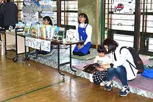 出張図書館 電車の本のコーナー