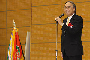 選手たちにエールを送る濱野区長