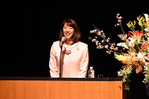 講演会講師を務める小谷さん