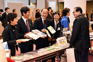 区制70周年・東京2020グッズなどの販売コーナー