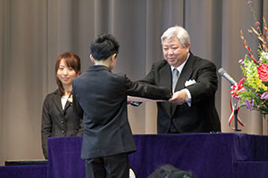 卒業生に卒業証書を授与する矢田校長