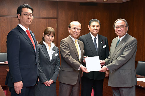 島田代表監査委員らから報告書を受け取る濱野区長