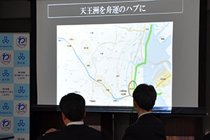 パワーポイントを見る委員たち