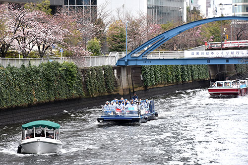 横断幕の下を航行する船舶