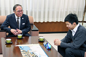 懇談する森川海舟さんと区長