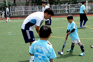 指導を受ける子どもたち