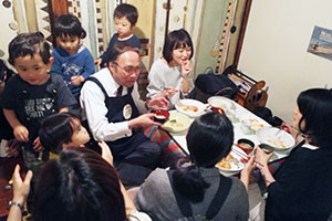 一緒に食事をする濱野区長