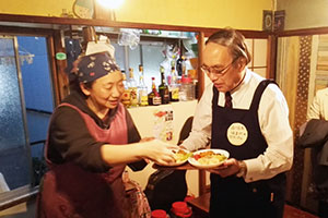 配膳する濱野区長