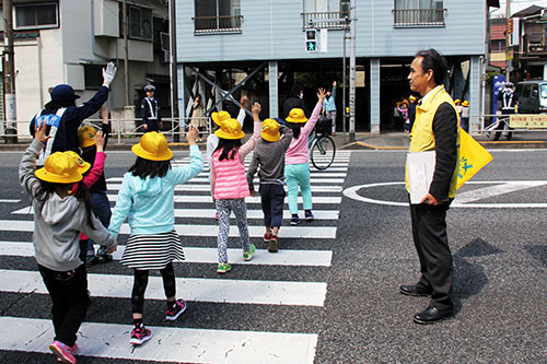 横断歩道を渡る1年生