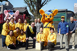 大井滝王子町会　滝王子稲荷神社にて記念撮影