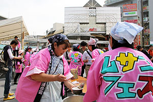 「たけのこ汁」を振る舞うスタッフ