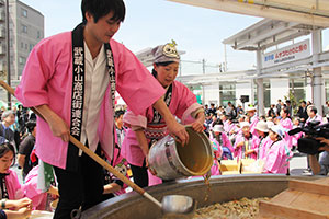 お味噌を加える笠原さん