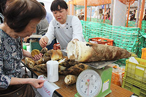 会場の様子　タケノコの販売