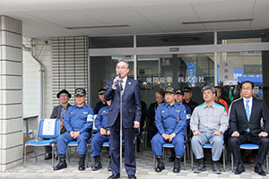 オープニングセレモニーであいさつする濱野区長