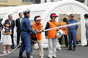 町会の方がスタンドパイプで消火訓練