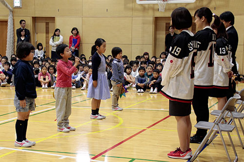 児童からお礼と激励を受ける選手たち