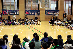 応援の横断幕を背に質問する