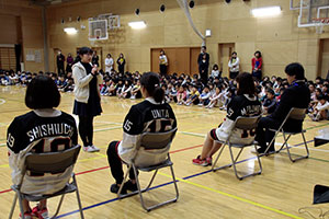 お礼のあいさつをする6年生代表