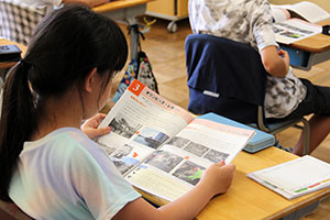 教材を読む児童(後)