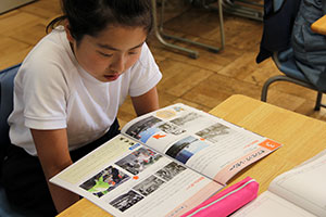 真剣に教材を読む児童(2)