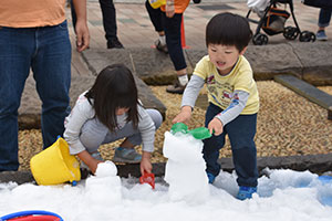 姉と弟で雪遊び